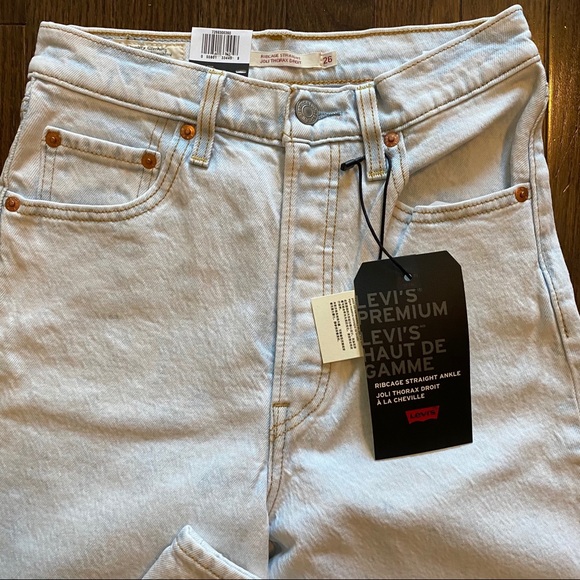 NEW Levi’s Ribcage Super High-Rise Cropped Jeans - Picture 11 of 15